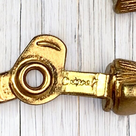 Vintage 1970's Monet Clip On Earrings Shiny Gold Tone With Coral Enamel 0.75" - Picture 3 of 4